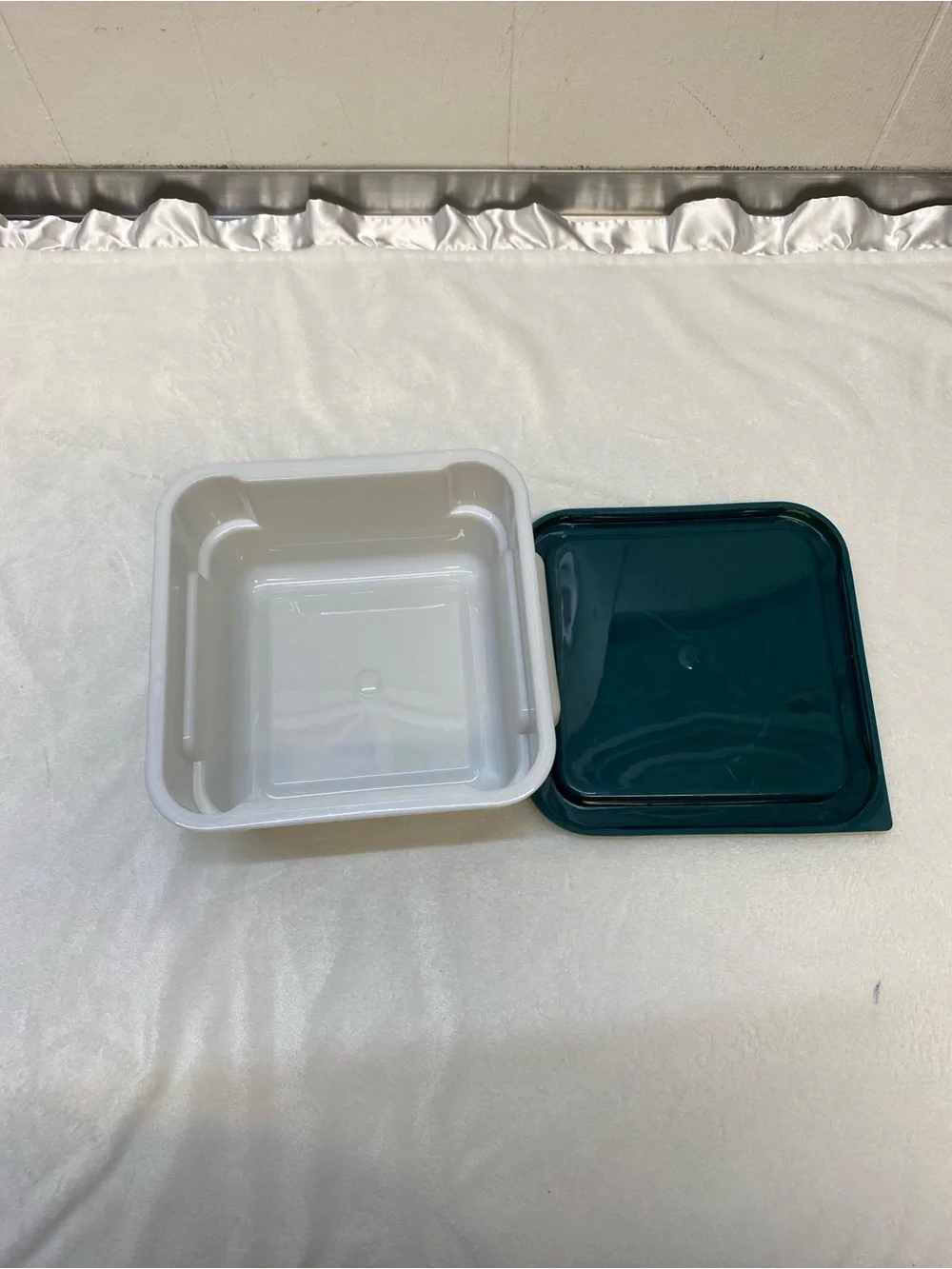 Choice 2 Qt. White Square Polypropylene Food Storage Container and Green Lid